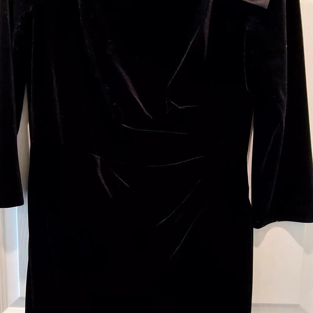 Elegant Black Velvet Dress with Bow Detail - Picture 4 of 4